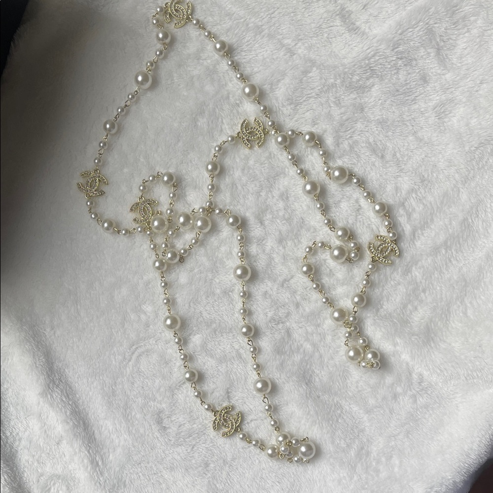 Chic Pearl and Gold Necklace